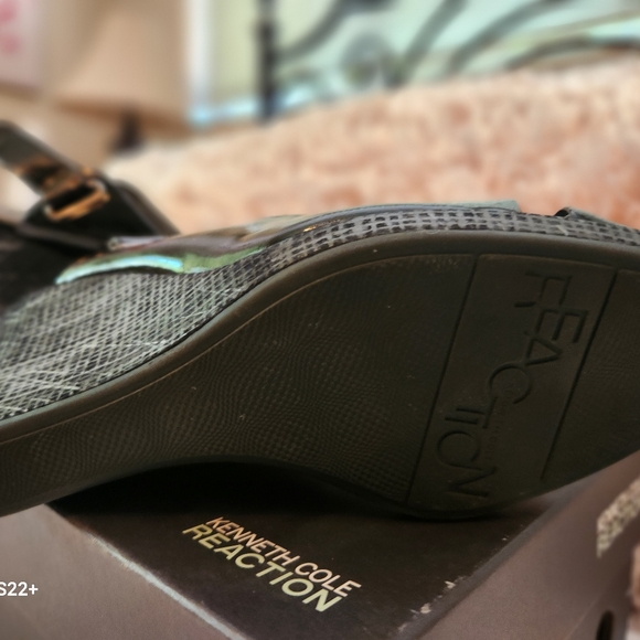 Kenneth Cole Reaction Black Patent Slingback Wedge, size 7 - Picture 4 of 4